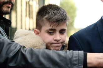 Μουρτζούκου: Σάλος με βίντεο στο TikTok που τη δείχνει να κακοποιεί κούκλα - μωρό και να το διασκεδάζει!