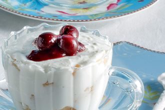 Μους μανούρι με κυδώνια και σάλτσα βύσσινου