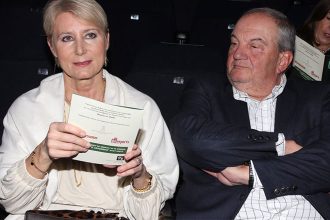 Κώστας Καραμανλής – Νατάσα Παζαΐτη: Καμάρωσαν τα δίδυμα παιδιά τους στο θέατρο του Κολλεγίου Αθηνών