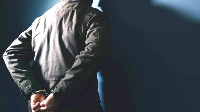 Πάτρα: Του είχε επιβληθεί εγκλεισμός για ληστεία, οπλοκατοχή και εκρηκτικά, αλλά κυκλοφορούσε ελεύθερος!
