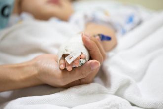 «Τα εγκαύματα τα έπαθε στο σπίτι μιας γυναίκας όπου την είχα αφήσει», ισχυρίζεται η μητέρα της 4χρονης που νοσηλεύεται στο Παίδων