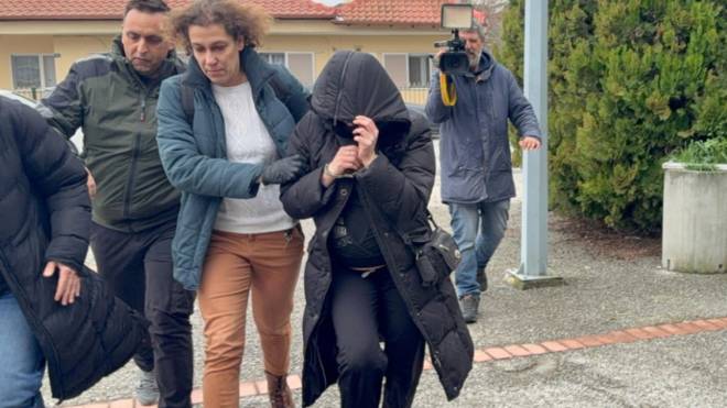 Έγκλημα στην Πιερία: Προφυλακίστηκε η 34χρονη που σκότωσε τον σύντροφό της και τον έθαψε στην αυλή