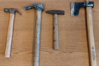 Πάτρα: Η ανακοίνωση της ΕΛ.ΑΣ για την επιχείρηση στο πρώην παράρτημα-Κατασχέθηκαν εκτός των άλλων τσεκούρι, σφυριά και σκεπάρνι