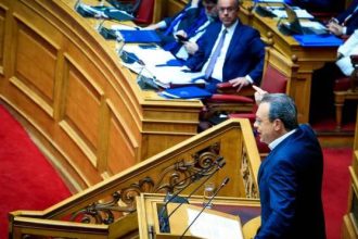 ΣΥΡΙΖΑ: Μομφή τώρα στον Μητσοτάκη, τα προοδευτικά κόμματα αδειάζουν… τον Ανδρουλάκη για την προανακριτική