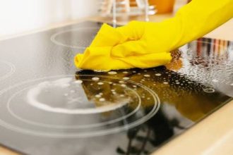 Πώς να καθαρίσετε τα ξεραμένα λίπη από την κεραμική εστία