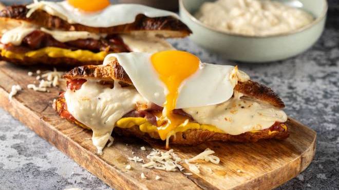 Croque madame με κρουασάν