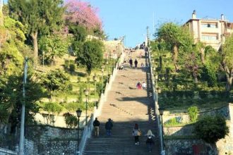 Πάτρα: Τεράστιο πανό των φοιτητών για τα Τέμπη