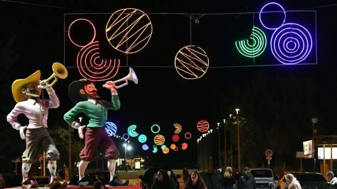 Αναψαν τα καρναβαλικά φώτα της Πάτρας - ΦΩΤΟ