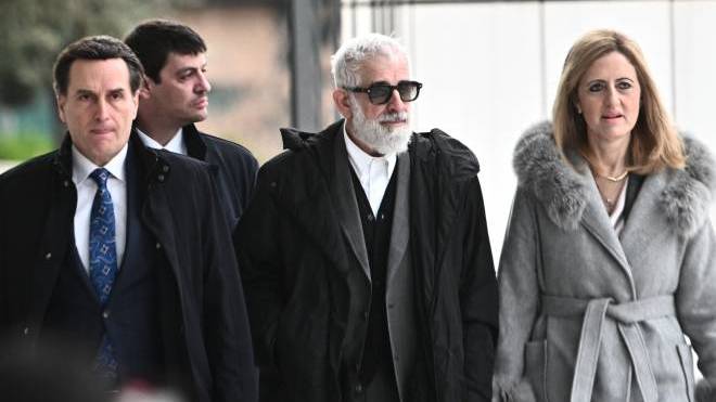 Ένταση στη δίκη Φιλιππίδη με τις ερωτήσεις του εισαγγελέα: «Δεν έχετε ξανακούσει άνδρα να την πέφτει σε γυναίκα άγρια;»