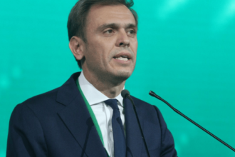 Περίεργο επεισόδιο στη Βουλή με τον Δημήτρη Μάντζο και συνεργάτη του ΠΑΣΟΚ