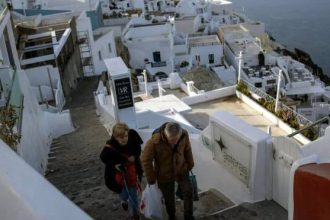 Σαντορίνη: Πάνω από πέντε δονήσεις άνω των 4 Ρίχτερ σε μία ώρα – Αδειάζει το νησί
