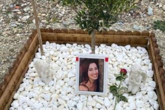 Σπαραγμός στα Τέμπη: Συγγενείς των θυμάτων στον τόπο της τραγωδίας για το τρισάγιο (ΦΩΤΟ-ΒΙΝΤΕΟ)