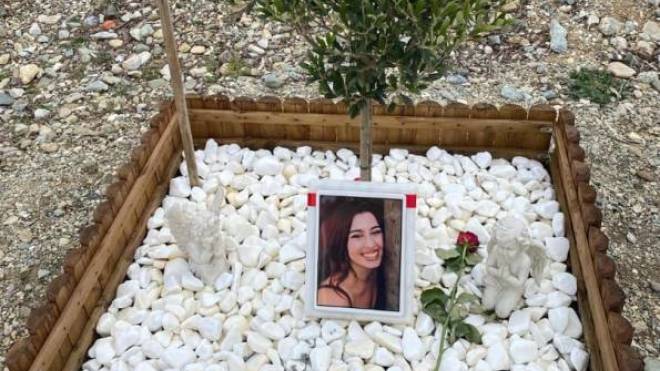 Σπαραγμός στα Τέμπη: Συγγενείς των θυμάτων στον τόπο της τραγωδίας για το τρισάγιο (ΦΩΤΟ-ΒΙΝΤΕΟ)