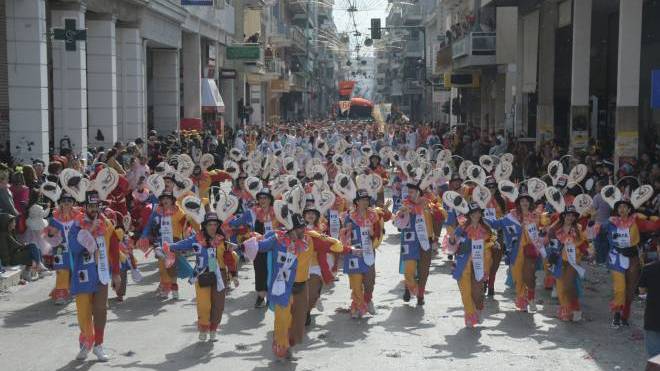 Η ώρα των παρελάσεων - 55.000 καρναβαλιστές στους δρόμους - Απόψε η Νυχτερινή Ποδαράτη