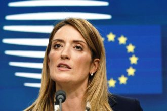 Ρομπέρτα Μέτσολα για Ουκρανία: Η ΕΕ πρέπει να διαδραματίσει κεντρικό ρόλο στις ειρηνευτικές διαπραγματεύσεις