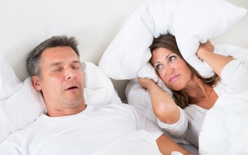 6+1 τρόποι για να σταματήσετε το ροχαλητό
