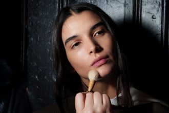 Ρουζ σε πούδρα ή σε κρεμώδη υφή: Τι να προτιμήσεις στο μακιγιάζ σου όταν κάνει κρύο;