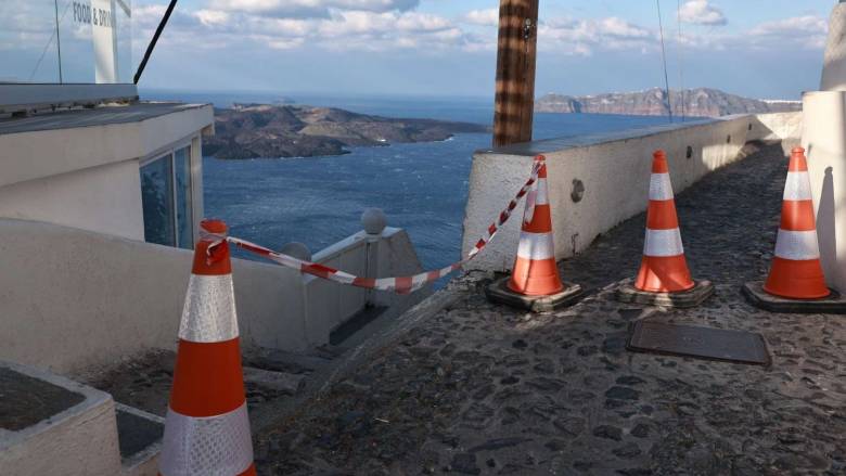 Σεισμοί στη Σαντορίνη: Νέες απανωτές δονήσεις, 4,9 Ρίχτερ η πιο ισχυρή