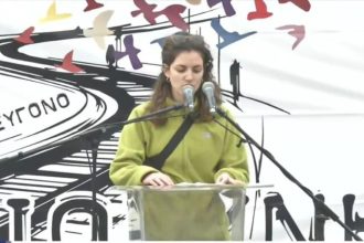 Τέμπη: Η συγκλονιστική στιγμή της ανάγνωσης των ονομάτων των 57 θυμάτων – ΒΙΝΤΕΟ