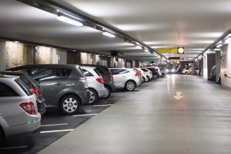 Πλήρωνε το πάρκινγκ και έκλεβε πολυτελή τζιπ από χώρους στάθμευσης