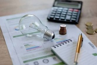 Στα επίπεδα του Φεβρουαρίου οι τιμές ρεύματος τον Μάρτιο – Έρχονται επιδοτήσεις και για τις επιχειρήσεις