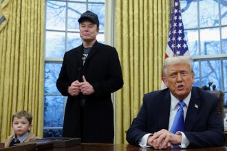 Ντόναλντ Τραμπ και Έλον Μασκ δίνουν μαζί συνέντευξη και χλευάζουν τα ΜΜΕ που «θέλουν να τους χωρίσουν»