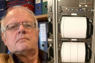 Σεισμοί στη Σαντορίνη: "Μην πιστεύετε στο αφήγημα ότι εξασθενεί η ακολουθία", λέει για δεύτερη φορά ο Τσελέντης