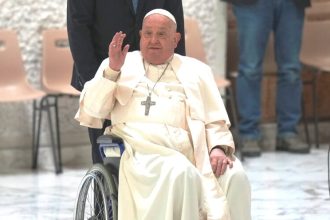 Ο πάπας Φραγκίσκος είναι απύρετος και συνεχίζει τη συνταγογραφούμενη θεραπεία - Σταθερή η κλινική του εικόνα