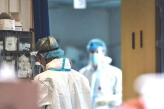 Δύο θάνατοι από γρίπη και 8 από κορονοϊό την τελευταία εβδομάδα - «Εκτοξεύθηκαν» οι εισαγωγές στα νοσοκομεία