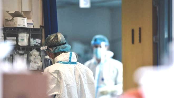 Δύο θάνατοι από γρίπη και 8 από κορονοϊό την τελευταία εβδομάδα - «Εκτοξεύθηκαν» οι εισαγωγές στα νοσοκομεία