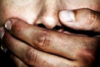 Ξανά σε σοκ η Γαλλία: Χειρουργός έδινε αναισθητικό σε παιδιά και τα βίαζε - Το ανατριχιαστικό ημερολόγιο