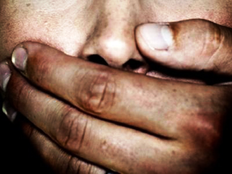 Ξανά σε σοκ η Γαλλία: Χειρουργός έδινε αναισθητικό σε παιδιά και τα βίαζε - Το ανατριχιαστικό ημερολόγιο