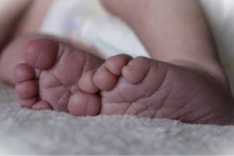 Παρίσι: 18χρονη τουρίστρια πέταξε νεογέννητο από το παράθυρο του ξενοδοχείου της