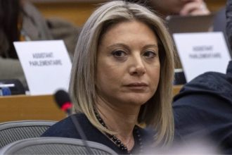 Μαρία Καρυστιανού: «Απαντήστε εάν οι μηνύσεις κατά πολιτικών διαβιβάστηκαν ή καταχωνιάστηκαν»