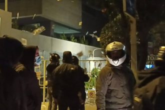 Μέλη του Ρουβίκωνα πέταξαν τρικάκια έξω από το σπίτι του διευθύνοντος συμβούλου του ΟΣΕ