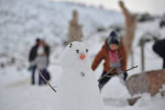 Καιρός: Χιονίζει σε Πάρνηθα κι Εύβοια, στους -10 βαθμούς Κελσίου η χαμηλότερη θερμοκρασία σήμερα – Έρχονται βροχές από Τετάρτη