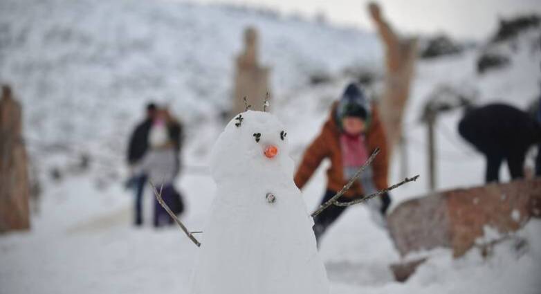 Καιρός: Χιονίζει σε Πάρνηθα κι Εύβοια, στους -10 βαθμούς Κελσίου η χαμηλότερη θερμοκρασία σήμερα – Έρχονται βροχές από Τετάρτη
