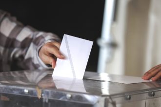 Δημοσκόπηση Pulse: Το προβάδισμα της ΝΔ από το ΠΑΣΟΚ, τι λένε οι πολίτες για τα Τέμπη και Τραμπ