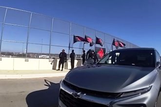 Μνήμες «Κου Κλουξ Κλαν» στο Οχάιο: Νεοναζί σήκωσαν σημαίες με σβάστικες και πανό κατά των μαύρων (ΒΙΝΤΕΟ)