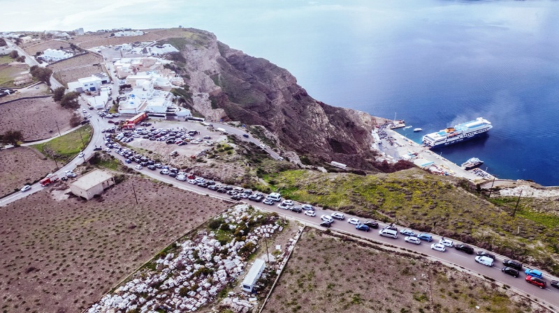 Η μεγάλη έξοδος από τη Σαντορίνη - Μποτιλιάρισμα στο δρόμο για το λιμάνι, οι απαγορευμένες περιοχές