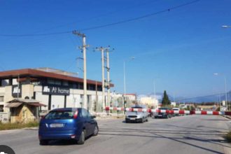 Πάτρα: Χαμός στην οδό Κανελλοπούλου - Οι μπάρες του τρένου είναι κατεβασμένες και περνούν ΙΧ ΝΕΟΤΕΡΑ