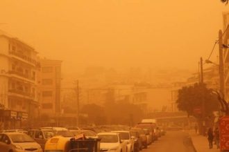 Καιρός: Πρώτα 30άρια με αφρικανική σκόνη και λασποβροχές και μετά come back του χειμώνα