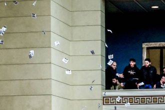 Οργή Κακλαμάνη κατά Νέας Αριστεράς για τα τρικάκια φοιτητών στη Βουλή