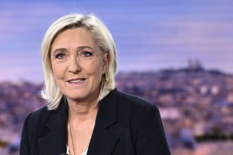 Λεπέν: Ίσες αποστάσεις από Τραμπ και Ζελένσκι κράτησε η ηγέτης της γαλλικής ακροδεξιάς