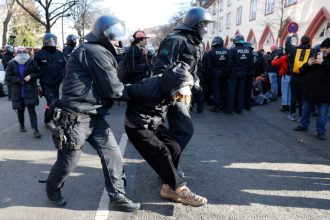 Γερμανία: Ακυρώθηκε πορεία νεοναζί στο Βερολίνο – Έντεκα αστυνομικοί τραυματίστηκαν