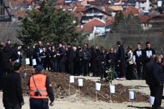 Βόρεια Μακεδονία: Θρήνος και οργή στην κηδεία των θυμάτων της τραγωδίας στο κλαμπ του Κότσανι