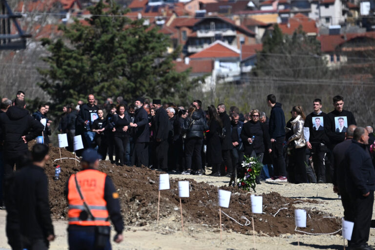 Βόρεια Μακεδονία: Θρήνος και οργή στην κηδεία των θυμάτων της τραγωδίας στο κλαμπ του Κότσανι