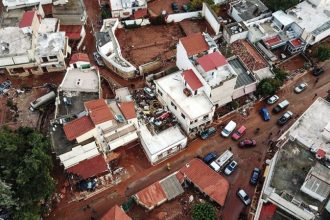 Κάλεσμα των οικογενειών των 25 θυμάτων της Μάνδρας σε συγκέντρωση διαμαρτυρίας έξω από τον Άρειο Πάγο την Τρίτη