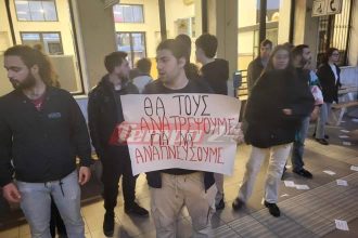 Πάτρα: "Μπλόκαραν" τον προαστιακό - Νεαροί κατάλαβαν την γραμμή του τρένου στο σταθμό του ΟΣΕ (ΦΩΤΟ - ΒΙΝΤΕΟ)