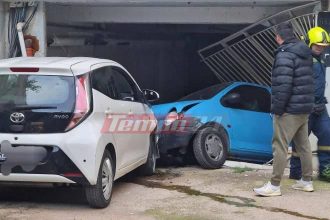 Πάτρα: "Κόλλησε" το γκάζι και έγινε χαμός - ΙΧ παρέσυρε άλλο και το ...πέταξε σε καγκελόπορτα πάρκινγκ! ΦΩΤΟ